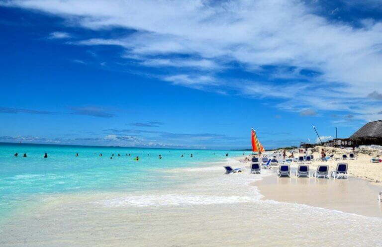 La plage de Cayo Santa Maria à Cuba : Eaux turquoise et sable doré
